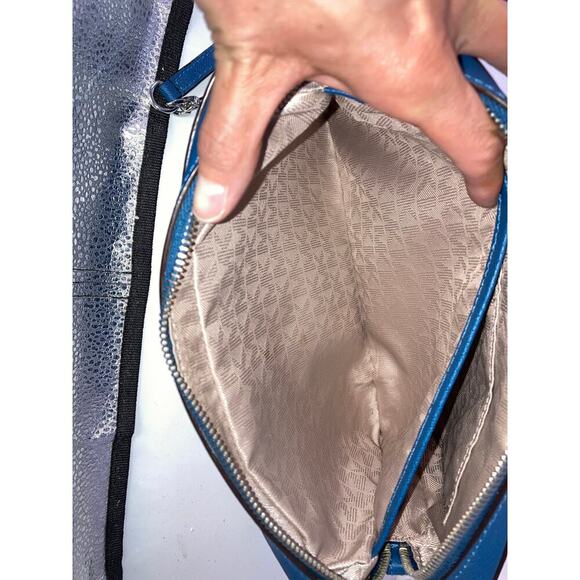 MICHAEL KORS, SMALL BLUE SAFFIANO LEATHER CROSSBODY BAG - Picture 15 of 16